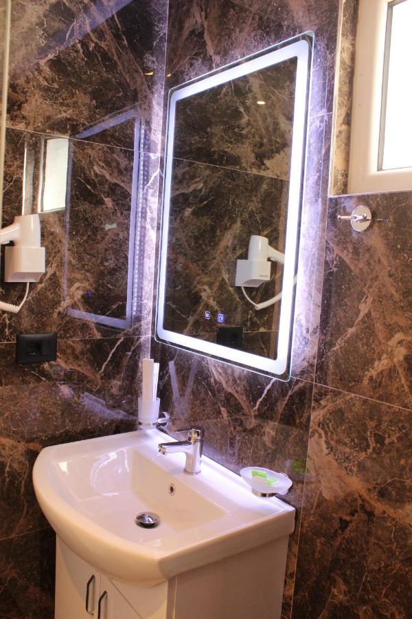 Bebi Hotel And Apartments Sarandë Eksteriør bilde