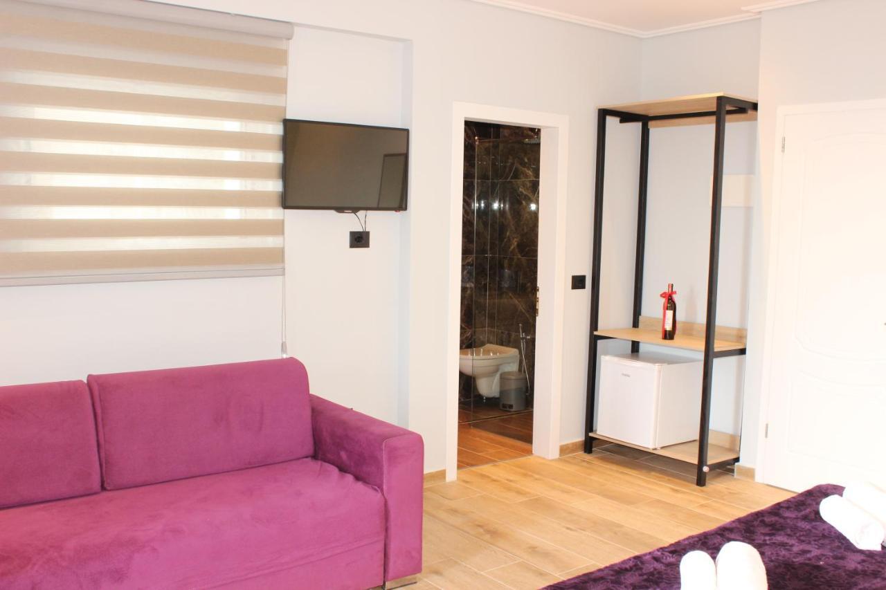 Bebi Hotel And Apartments Sarandë Eksteriør bilde