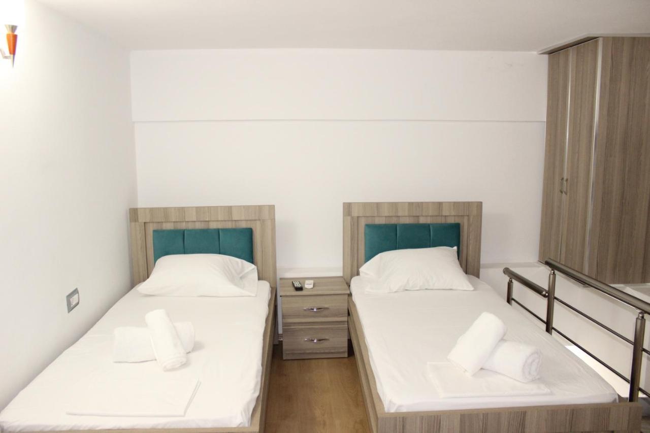 Bebi Hotel And Apartments Sarandë Eksteriør bilde