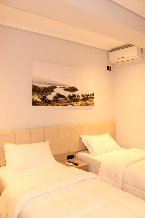 Bebi Hotel And Apartments Sarandë Eksteriør bilde