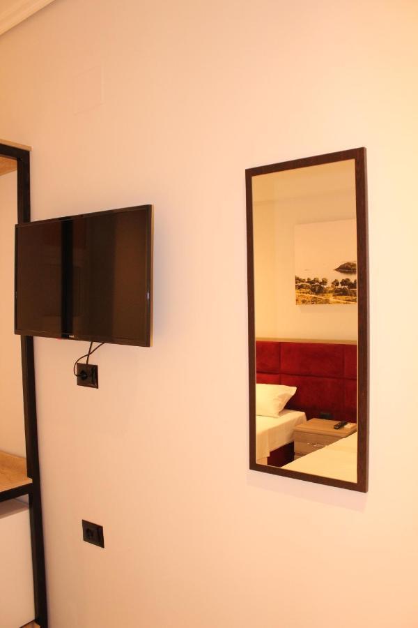 Bebi Hotel And Apartments Sarandë Eksteriør bilde