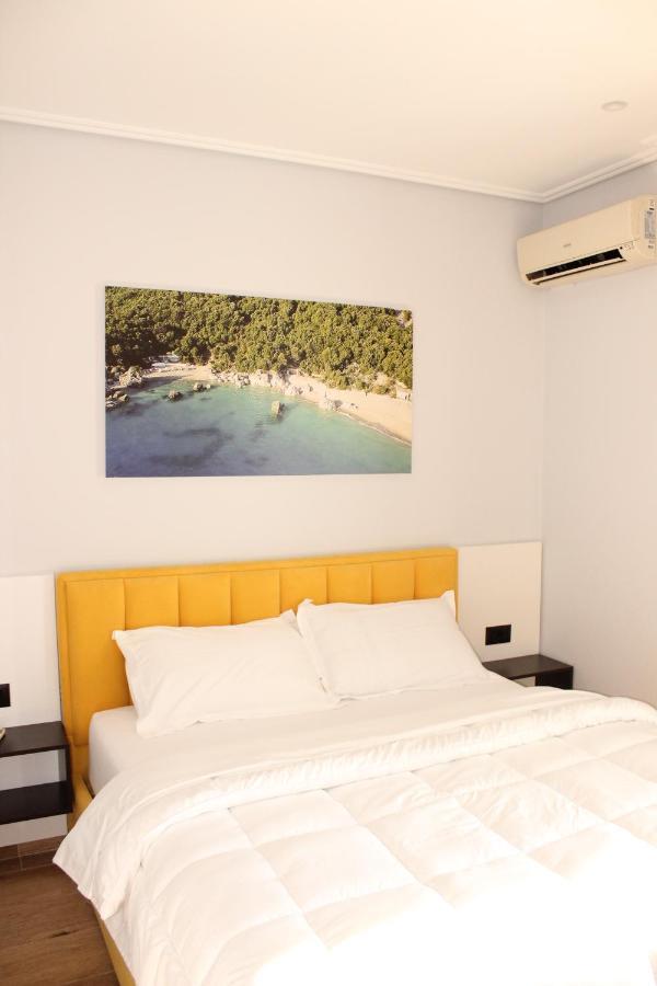 Bebi Hotel And Apartments Sarandë Eksteriør bilde