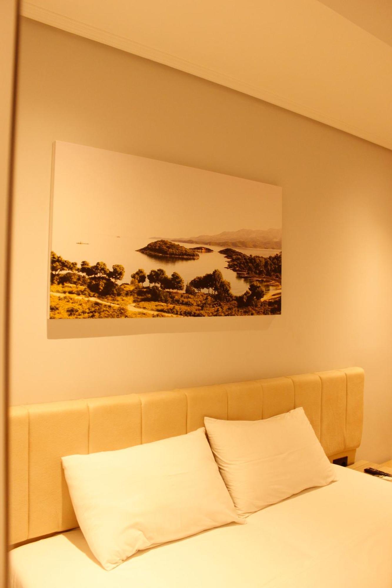 Bebi Hotel And Apartments Sarandë Eksteriør bilde