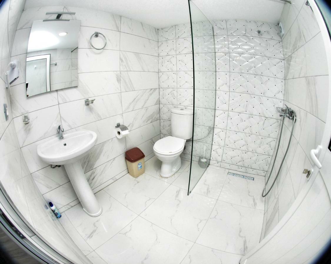 Bebi Hotel And Apartments Sarandë Eksteriør bilde