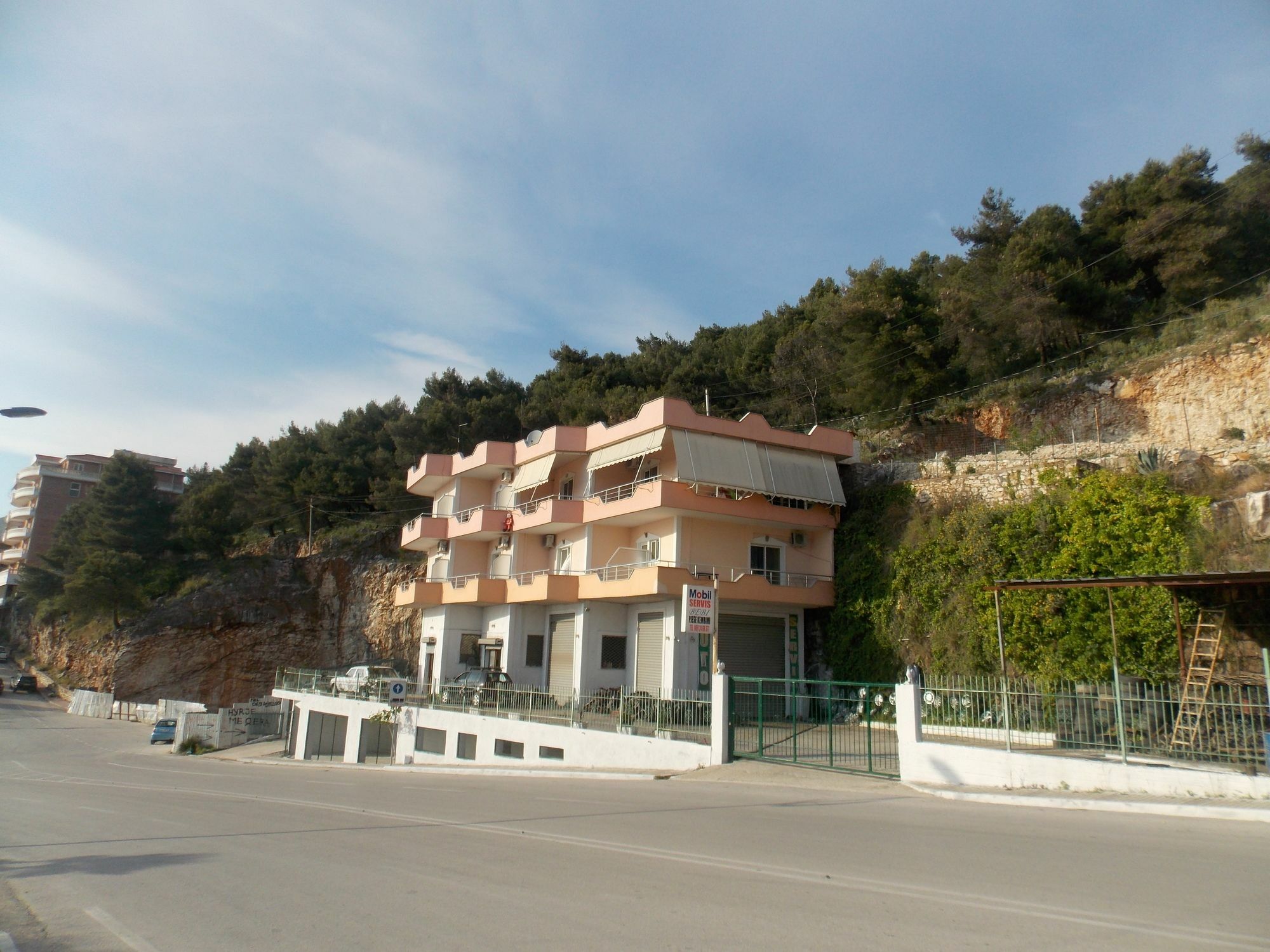 Bebi Hotel And Apartments Sarandë Eksteriør bilde