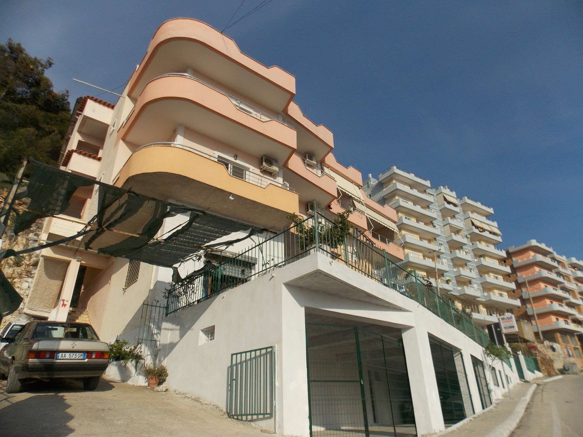 Bebi Hotel And Apartments Sarandë Eksteriør bilde